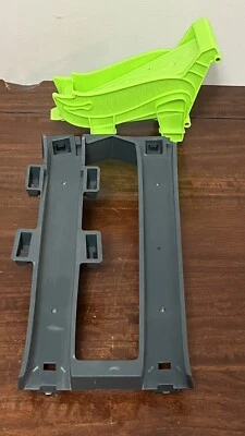 Hot Wheels Colossal Crash Replacement Part GFH87 - Green Catch Ramp Base & Top - Image 1 of 4