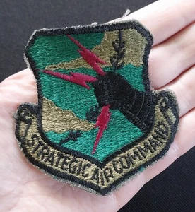 TOPPA VINTAGE USAF COMANDO AEREO STRATEGICO RICAMATA AERONAUTICA MILITARE USAF - Foto 1 di 6
