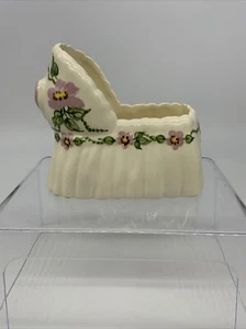 Vintage Baby Stubenwagen Krippe Pflanzgefäß handbemalt Blumen rosa Schleife - Bild 1 von 9