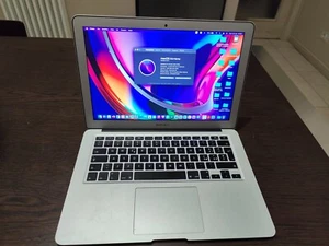 Apple MacBook Air 13,3" (256GB SSD, Intel Core i5 5ª generazione, 1,60 GHz, 8GB) - Foto 1 di 8
