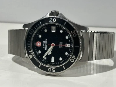 Relógio masculino suíço militar redondo tom prata mostrador preto texturizado data 095.0674 - Imagem 1 de 4