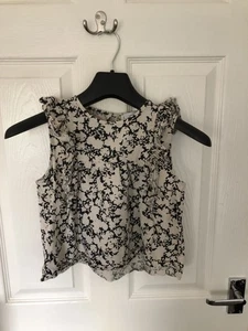 Girls short sleeved black cream Mango top with frilled sleeves Size 10 140cm - Picture 1 of 2
