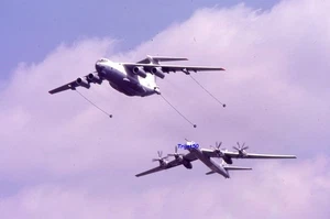 35mm Aircraft Slide Ilyushin IL-78 & Tu-95 Russian Air Force IAT Fairford 1993 - Bild 1 von 1