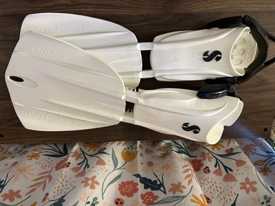 Aletas SCUBAPRO Seawing Nova pequeñas blancas tacón abierto  Foto 1 de 4