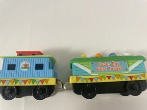 Thomas Friends Mitspielzug Ostern Küken Begleitwagen Eier Autos - Bild 1 von 5