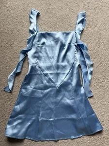 Forever 21 mini abito smanicato blu cielo raso aderente e svasato con volant estivo XS - Foto 1 di 14