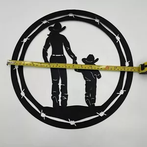 Cowgirl mit kleinem Cowgirl - schwarzes Blechschild - Western Deko Wandbehang - Bild 1 von 6