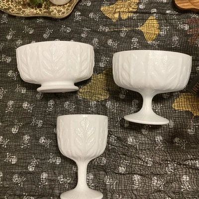 JUEGO DE 3 PIEZAS DE VIDRIO DE LECHE BLANCO VINTAGE CON PATRÓN DE HOJAS DE ROBLE F.T.D. 1975 Foto 1 de 4