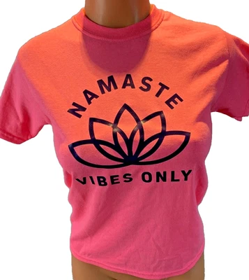 Niñas Jóvenes Pequeña 6/8 Rosa Camiseta Azul Marino "Namaste Vibes Only" Lotus Hecha a Mano Foto 1 de 4