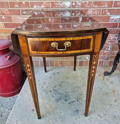 Антикварный торцевой столик из красного дерева с листьями пемброка американский шедевр от Hickory No2 - Изображение 1 из 4