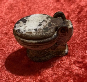Antike Kilgore Puppenstube Miniatur Gusseisen Badezimmer Toilette "rostig" / alt - Bild 1 von 3