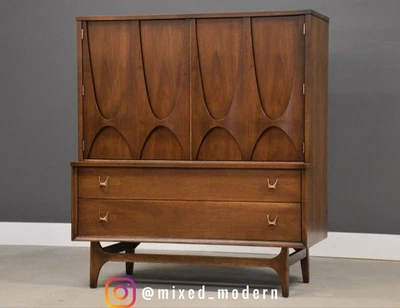 Cómoda alta de nogal Broyhill Brasilia acabado Foto 1 de 4