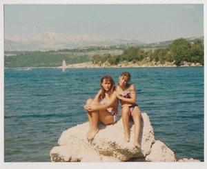 Hübscher attraktiver junger Frauen Strand Bikini Natur vollbusig Frauen Vintage Foto - Bild 1 von 8