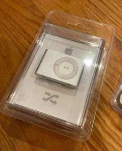 Bundled Apple iPod Shuffle 2nd Generation Silver Model A1204 1GB And Headphones - Picture 1 of 5