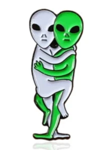 ENAMEL PIN - 2 Aliens Hugging - Australian Stock - Picture 1 of 1