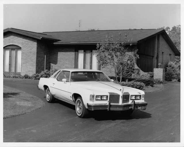 1976 Pontiac Grand Prix Press Photo and Release 0037 - Image 1 of 2