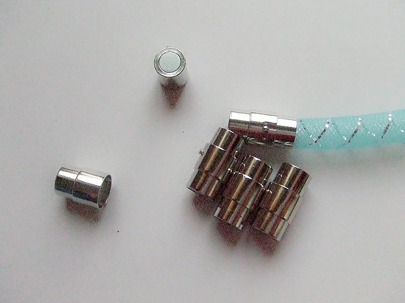 1set chiusura magnetica calamita in ottone 18x10mm  color argento scuro foro 8mm - Immagine 1 di 1