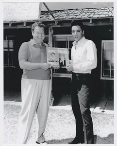 ELVIS PRESLEY & FRANK FONTAINE HIGH QUALITY CANDID 8X10 REPRINT PHOTO - Picture 1 of 2