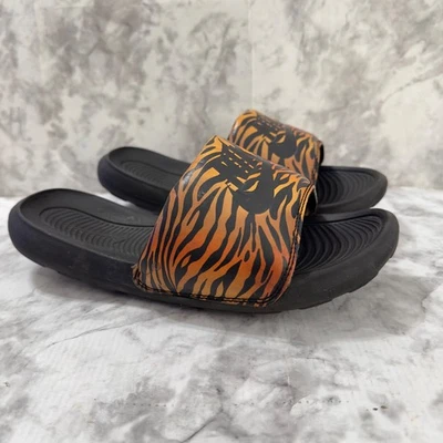 Sandália Nike Victori One Slides Feminina 9 Estampa Animal Leopardo Recuperação CN9676-700 - Imagem 1 de 4