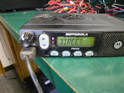 Motorola PM400 AAM50RPF9AA3AN UHF 438-470MHz 64Ch 25-40W Radio w/ HMN1035C Mic - Image 1 of 4