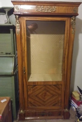 Antiguo gabinete francés de salón Ormolu, con piezas de acento de latón  Foto 1 de 4