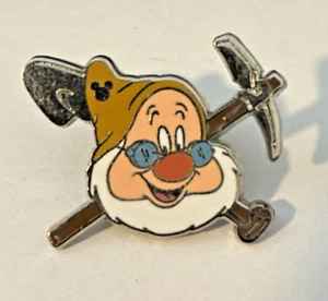 Prendedor Disney Blancanieves y los siete enanitos Doc 2014 Mickey oculto  - Imagen 1 de 3