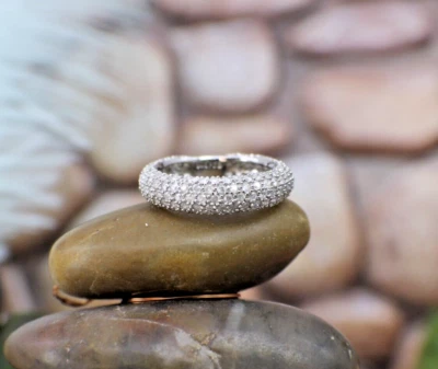 Banda de eternidad (casi) de oro blanco sólido de 14K con pavé ancho de diamantes talla 6,25 1,89 ctw Foto 1 de 4