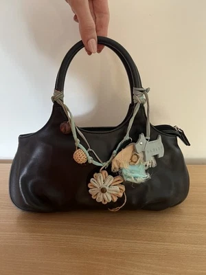 Bolso de hombro pequeño de cuero negro Radley con dije para perro y bolsa antipolvo Foto 1 de 4