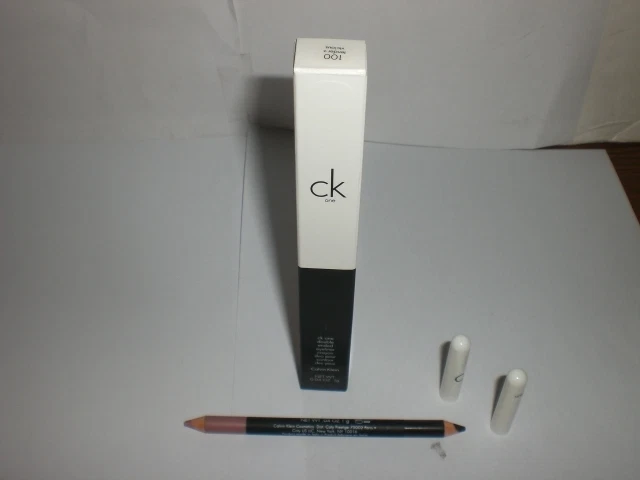 CALVIN KLEIN CK ONE DELINEADOR DE OJOS DE DOBLE EXTREMO 100 TIERNO + VICIOSO TAMAÑO COMPLETO 0,04 oz Nuevo en caja Foto 1 de 1