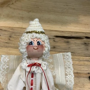 Vintage Handarbeit Wäscheklammer Engel Ornament Spitze Flügel Garn Haare rote Borte - Bild 1 von 11