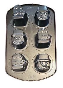 Wilton Snowman And Mittens Mini Bundt Cake Aluminum Cake Pan Baking Mold EUC - Picture 1 of 2
