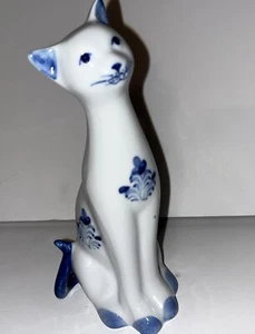 "Estatuilla de gato vintage de cerámica de 5,5"" de alto floral azul y blanco" - Imagen 1 de 9