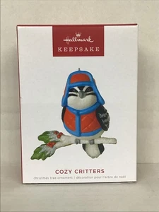 COZY CRITTERS ~ 6. in Serie ~ 2022 Hallmark Keepsake Ornament - Bild 1 von 3