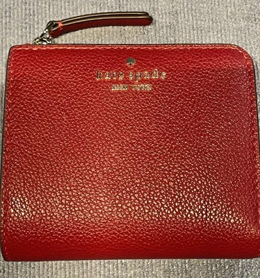 CARTERA KATE SPADE LEILA PEQUEÑA DE CUERO GRANULADO ROJA MERMELADA NUEVA CON ETIQUETAS $189.00 Foto 1 de 4