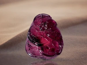 Qing Dynasty Chinese Tourmaline Toggle – Bat & Three Coins, 9.7 cts - Picture 1 of 14