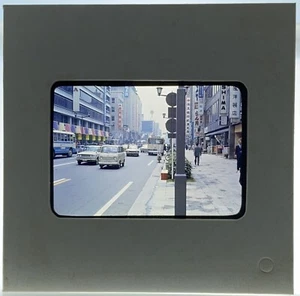 Foto diapositiva de 35 mm amateur de Tokio Japón vintage década de 1960 escena turística de la calle gente - Imagen 1 de 1