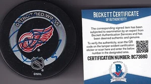 BECKETT STEVE YZERMAN SIGNED DETROIT RED WINGS REAL VINTAGE GAME PUCK BC73980 - Picture 1 of 2