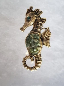 Jade Chip Gold Tone Sea Horse Brooch Pin 4 cm high 2 cm wide - Foto 1 di 3