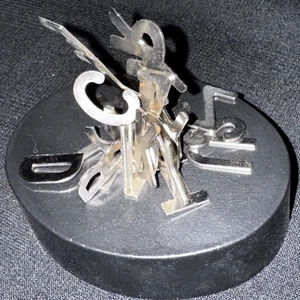 Juguete de escritorio inquieto magnético escultura arte imán ovalado base metal letras alfabeto - Imagen 1 de 10