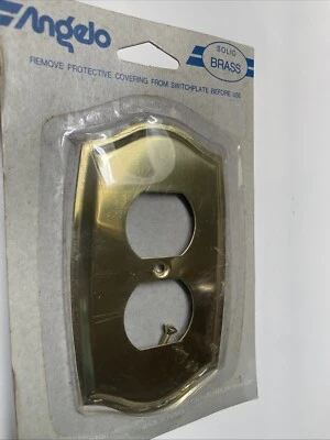 Enchufe de pared con acabado de latón Angelo de colección cubierta de doble salida Foto 1 de 2