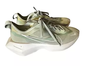 Nike Vista Lite Pistacchio Oliva Tg 10.5/42.5 C10905-301 In Ottime Condizioni - Foto 1 di 12