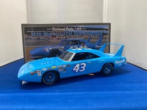 Richard Petty 1970 Plymouth Superbird 1:24 Diecast - Picture 1 of 3