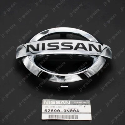 Placa de identificación OEM genuina Nissan 2009-14 Máxima parrilla delantera emblema cromado "NISSAN" Foto 1 de 4