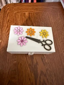 Caja expandible de metal antiguo sin marca flor y tijeras en la parte superior - Imagen 1 de 6