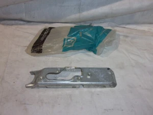 Corvette 1984-1988 soporte de pestillo lateral primario mano derecha nuevo de lote antiguo GM #14046734 - Imagen 1 de 8
