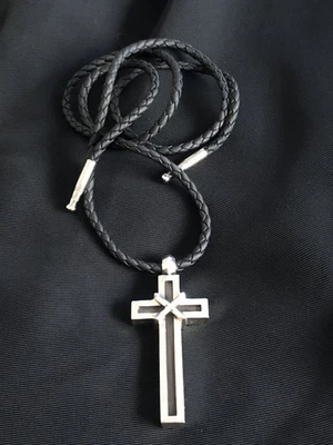 Corazones Cromados Homenaje a Robert Mapplethorpe Cruz con Corbata de Cuero Trenzado Foto 1 de 4