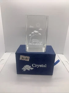 Cervo al pascolo in cristallo cubo di vetro 3d inciso al laser fermacarte decorazione scrivania - Foto 1 di 5