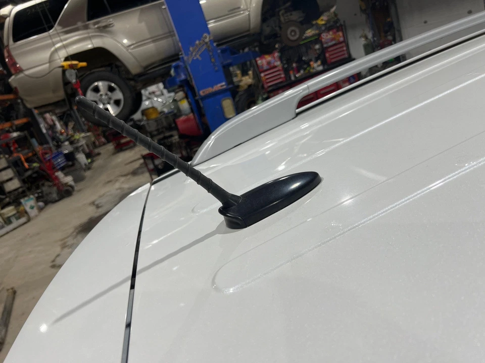 2011 - 2015 起亚索伦托黑色屋顶安装无线电天线桅杆 — 第 1/1 张图片