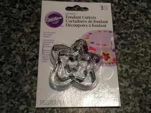 Nuovo con scatola Wilton set 3 pezzi taglierine per fondenti in metallo - petali a forma di fiore - Foto 1 di 3