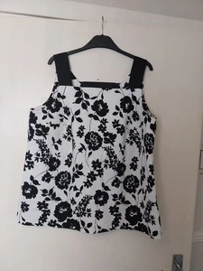 Lovely Black And White Flowered Top From TU Size 18 .thick Material - Picture 1 of 2